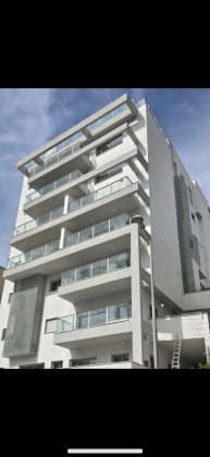 דיישראלי 12, אחוזה