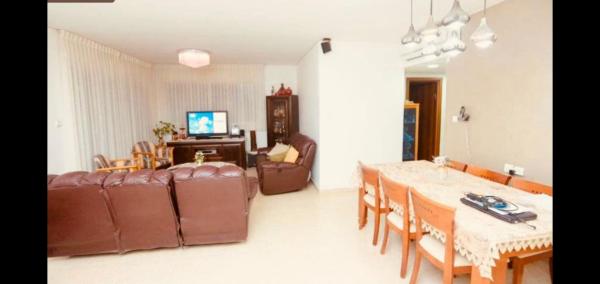 חיים הזז 8, שכונה ב