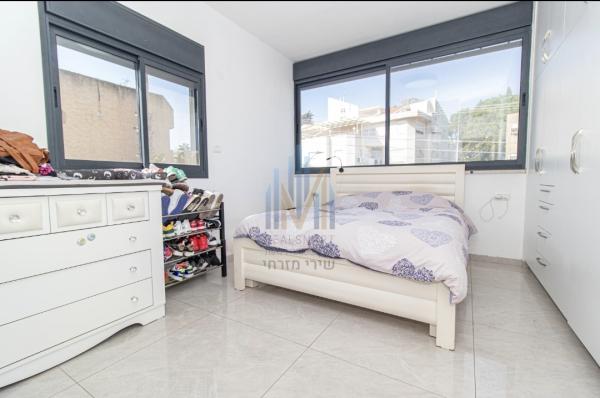 בשכונת אחוזה