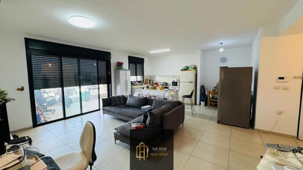 משה לוי 2, נאות שמיר