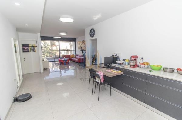 בשכונת אחוזה