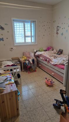 יהודית 9, החרוזים