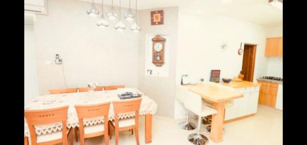 חיים הזז 8, שכונה ב