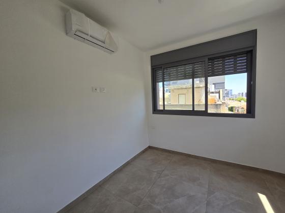 הסנה 13, יד לבנים