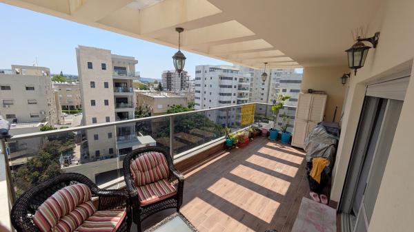 עצמאות 28, מרכז העיר