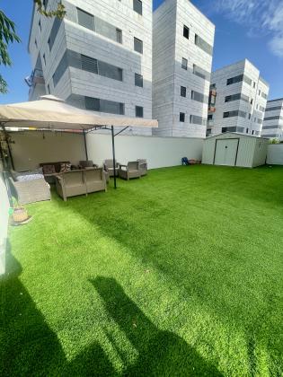 שיר השירים 6, גן יבנה מערב