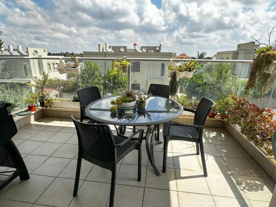 אף על פי כן 43, מול היקב