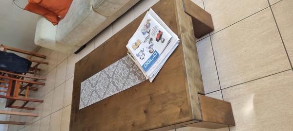 שולחן ומזנון ביתלי במצב שמור מאוד