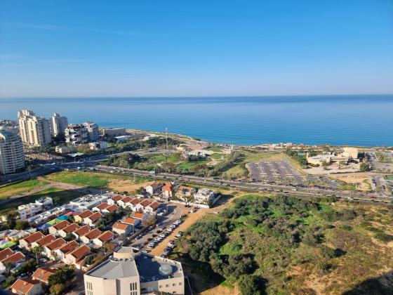 בשכונת גלי הים