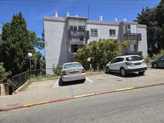 אלברט אינשטיין 49, גבעת דאונס