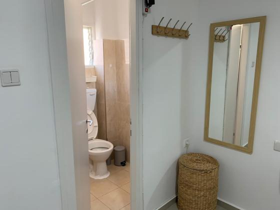 היבנר 28, כפר גנים א