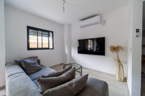 סתונית 1, כפר גנים א