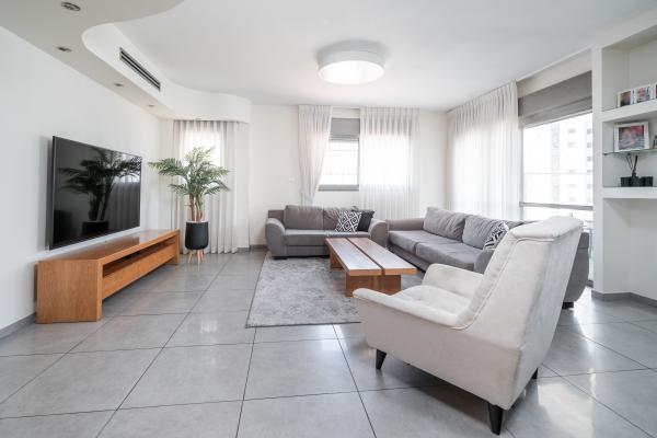 שדרות האלונים 10, צמרות המושבה