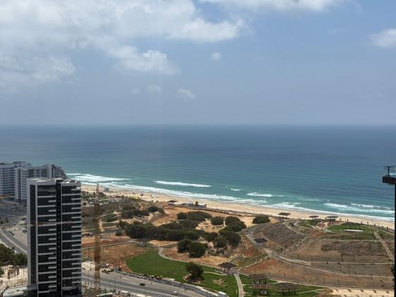 הקוממיות 14, רובע העסקים