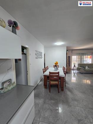 רחבת יעל 11, השופטים