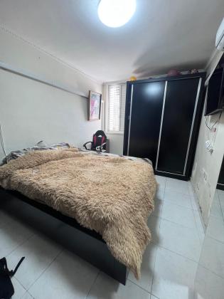 גר צדק 1, דקר