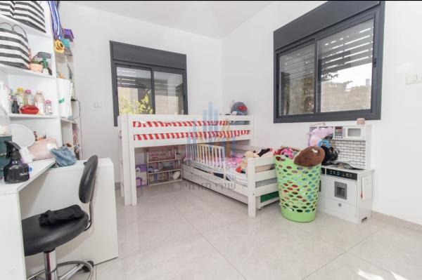 בשכונת אחוזה