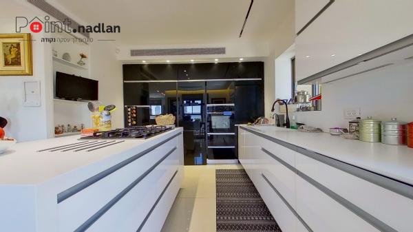 הנשיא השישי, קרית הלאום