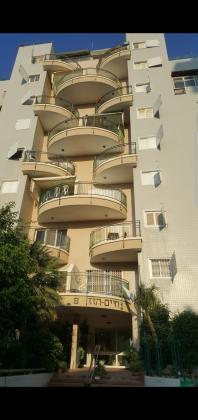 חיים הזז 8, שכונה ב