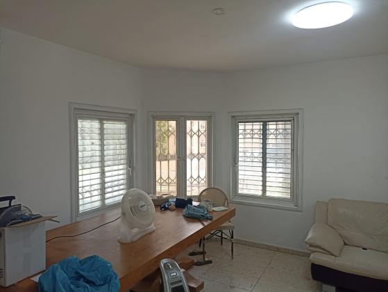 חלוצת הפרדסנות 3, קרול