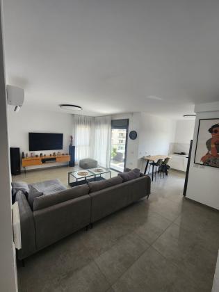 שתולים 61, עזרא והארגזים