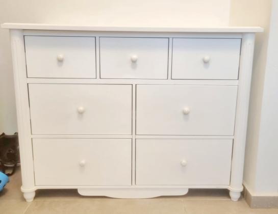 שידה יפהפייה ומרווחת מבית