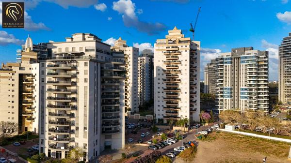 ארזי הלבנון 22, עין הים