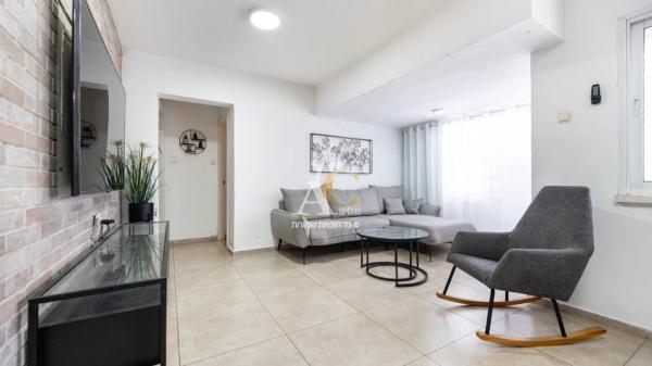 בשכונת התקווה