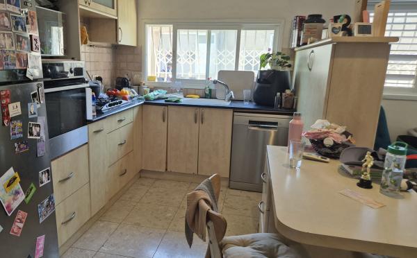 יהודית 9, החרוזים