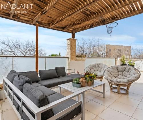 מגדל המנורה, אבני חן (קייזר)