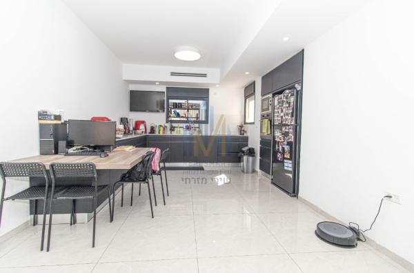 בשכונת אחוזה