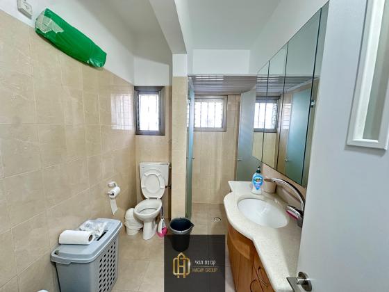 אחרון 2, קרית שלום