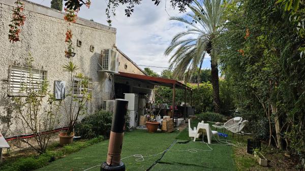 בשכונת רמת חן