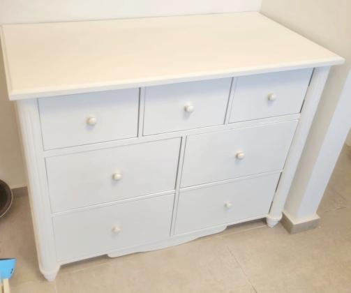 שידה יפהפייה ומרווחת מבית