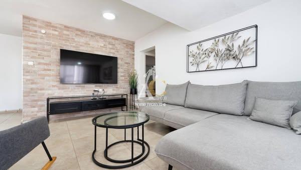 בשכונת התקווה