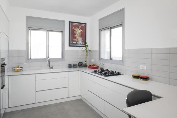 אף על פי כן 43, מול היקב