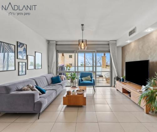 מגדל המנורה, אבני חן (קייזר)