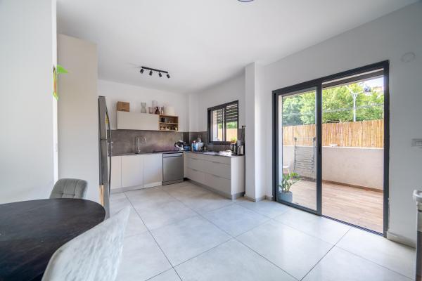 סתונית 1, כפר גנים א