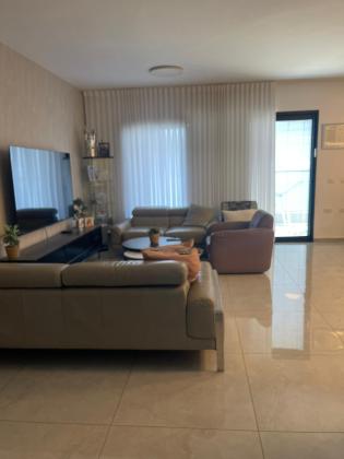 הקוממיות 14, רובע העסקים