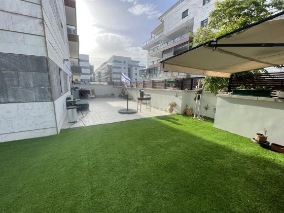 שיר השירים 6, גן יבנה מערב