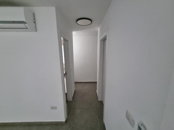 שמואל הנגיד 12, מרכז