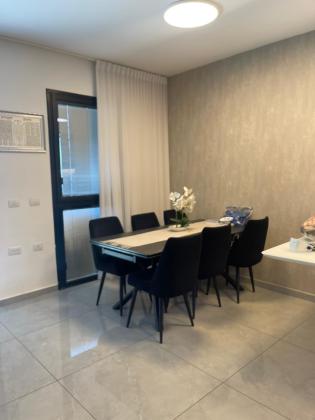 הקוממיות 14, רובע העסקים