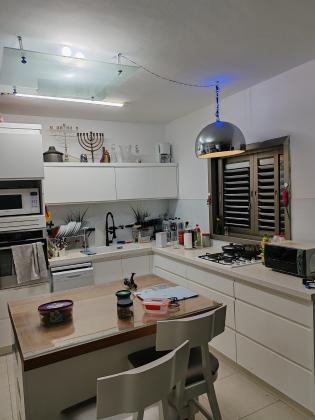 אחד העם 13, דרום מערב