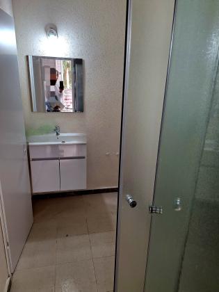 תשי"ג 19, פנחס ספיר