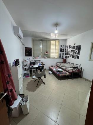 ברויאר 18, שכון ה'