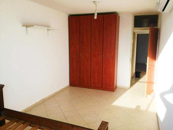 יצחק שדה 12, יצחק שדה