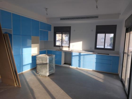 אליעזר בן יהודה 25, המרכז השקט