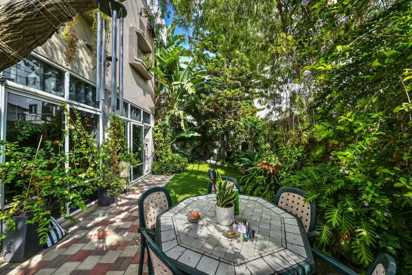 בשכונת גרין ועם