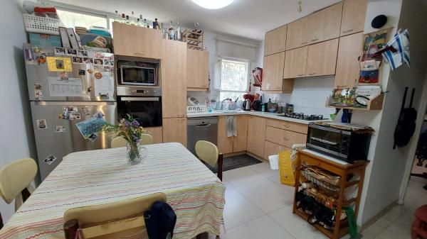 הגפן 49, עבאס