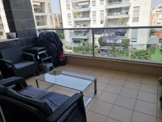 יטקובסקי 32, כפר גנים ג